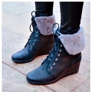 UGG‎ Black Suede Zea Waterproof Sheepskin Lined Boots Size 8